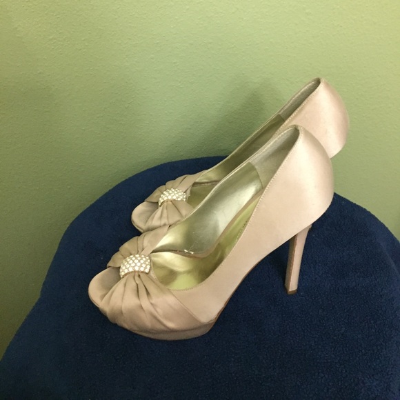 Guess Champagne Peep Toe Pumps 6.5 - Picture 3 of 5